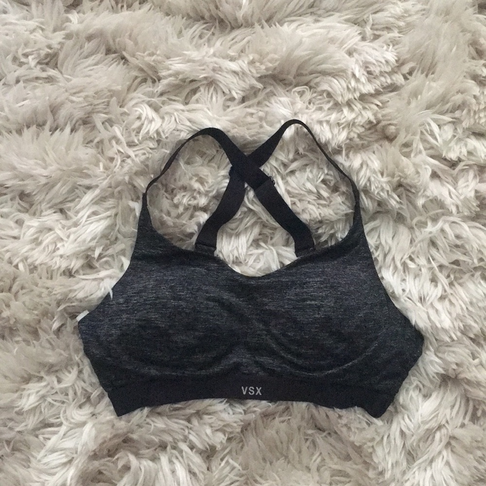 32B cross-back sports bra with adjustable straps